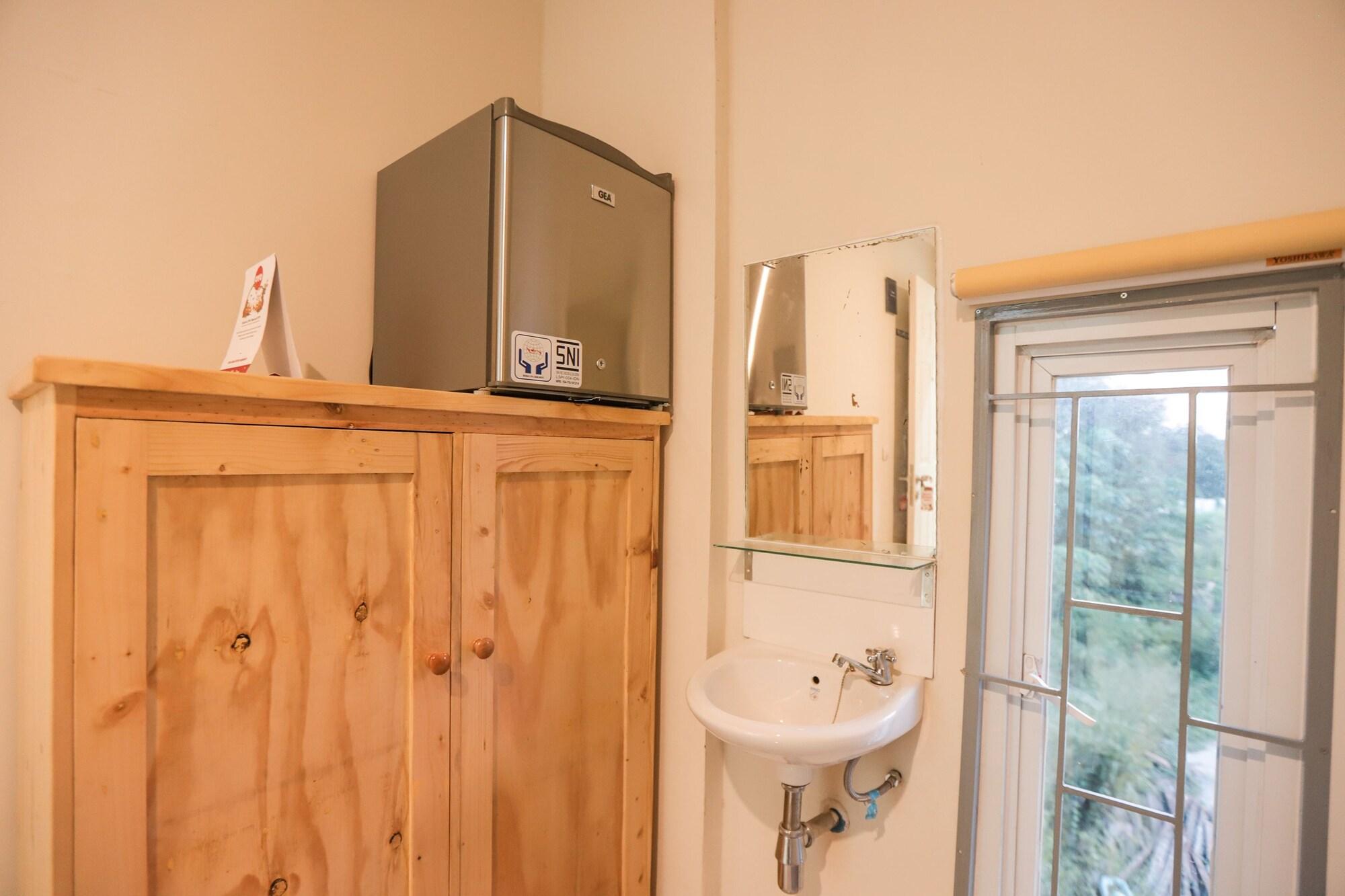 Oyo 387 Alfa Guest House Tegal  Екстериор снимка