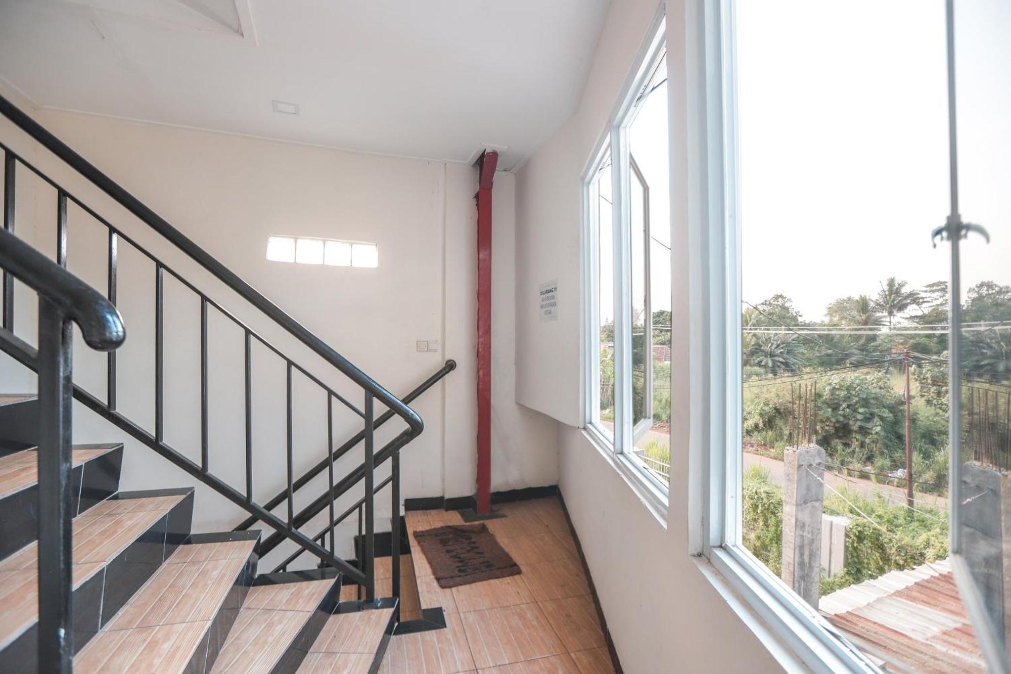 Oyo 387 Alfa Guest House Tegal  Екстериор снимка